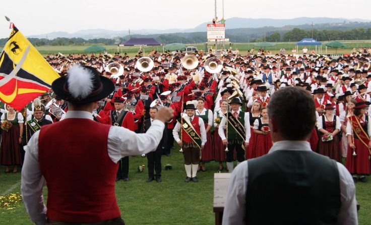 Der Sierninger Sportplatz wird von den Musiker bevölkert.