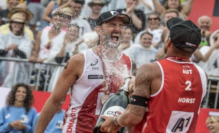 Sektdusche für Clemens Doppler von Partner Alex Horst. Foto: FIVB