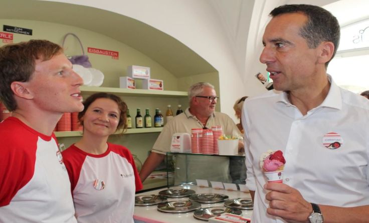 Bundeskanzler Christian Kern im Gespräch mit Andreas und Florentina Resch 