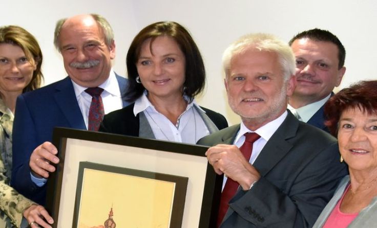 Franz Krondorfer wird im Gemeinderat verabschiedet.