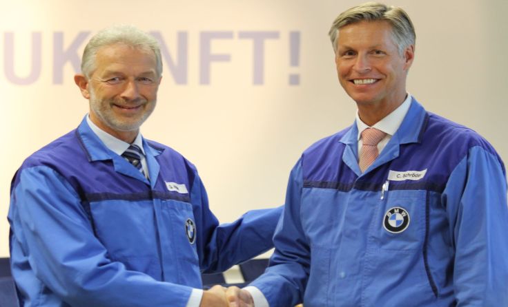Gerhard Wölfel (links) mit seinem Nachfolger Christoph Schröder Foto: BMW Group
