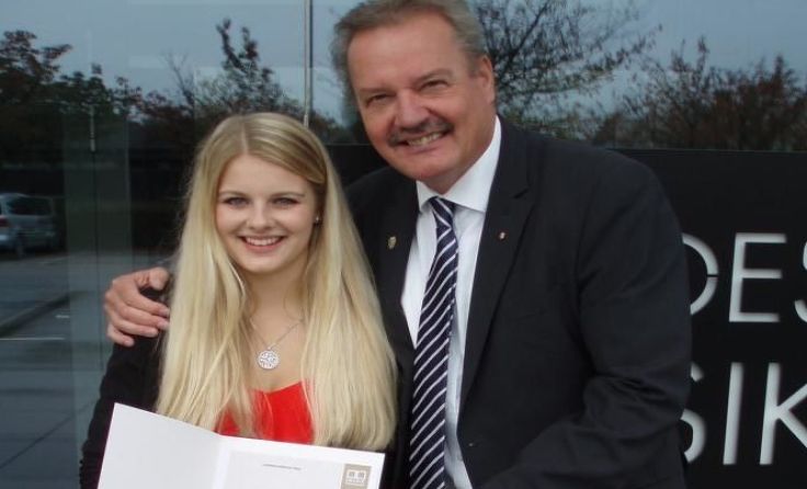 Anna Theresa Mayr mit Lehrer Wilhelm Rosenberger (LMS Steyr)