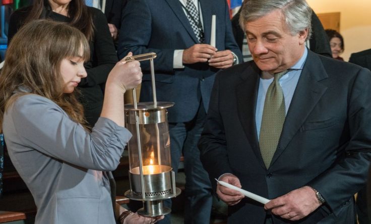 Christina Artmayr übergibt das Friedenslicht an Antonio Tajani. Foto: Peter Großauer
