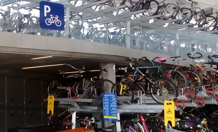 Salzburger Hauptbahnhof: 600 Radabstellplätze und 64 versperrbare Boxen Foto: Czermak
