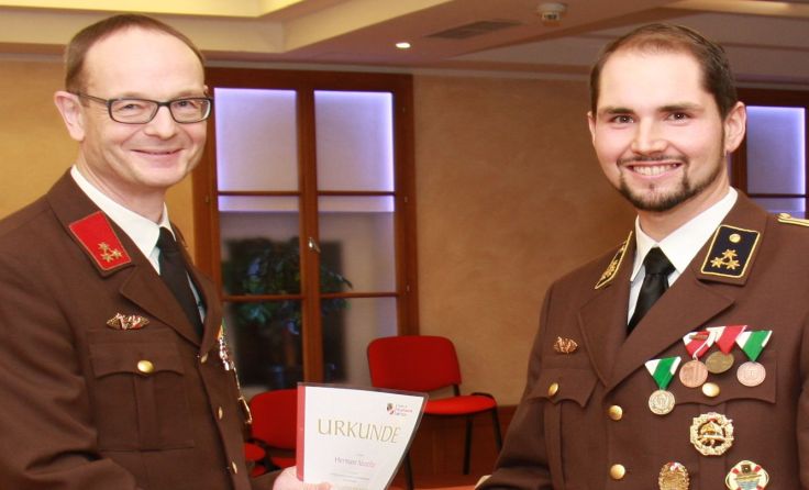 Hermann Neustifter (links) übergibt an Christoph Blumenschein. Foto: FF Dietach