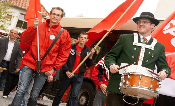 Einzug roter Gruppierungen mit Trommelwirbel. Foto: P. Hamm