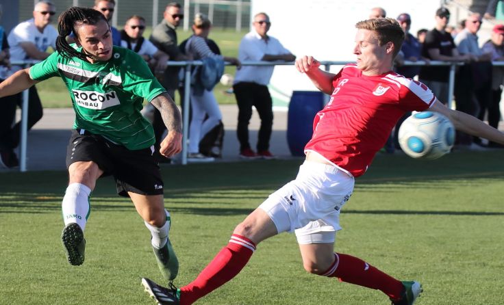 Dietach, links Robin Mayrhofer, trennt sich von Katsdorf torlos. Foto: Moser