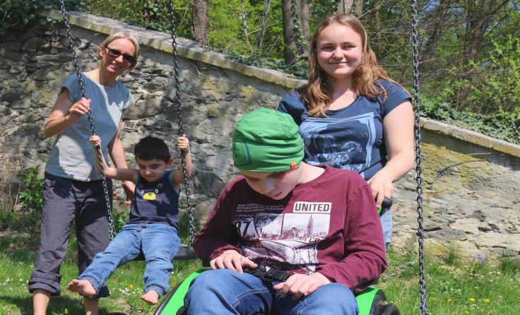 Sabrina Gruber sammelt Erfahrungen mit hör- und sehbehinderten Kindern. Foto: Caritas