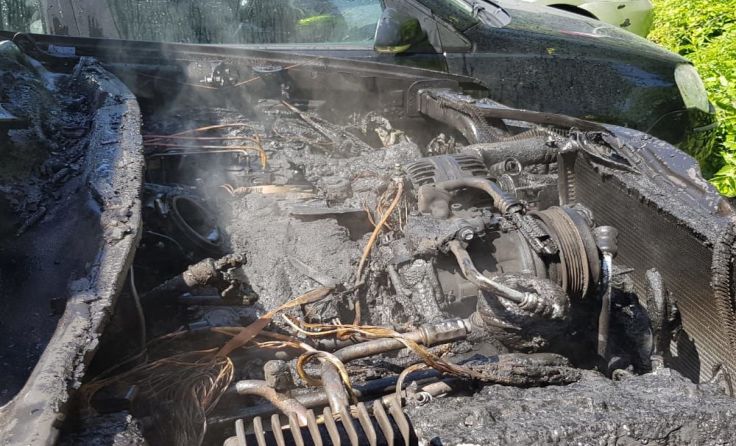 Der Motorraum des SUV-Fahrzeuges geriet in Brand. Foto: FF Steyr