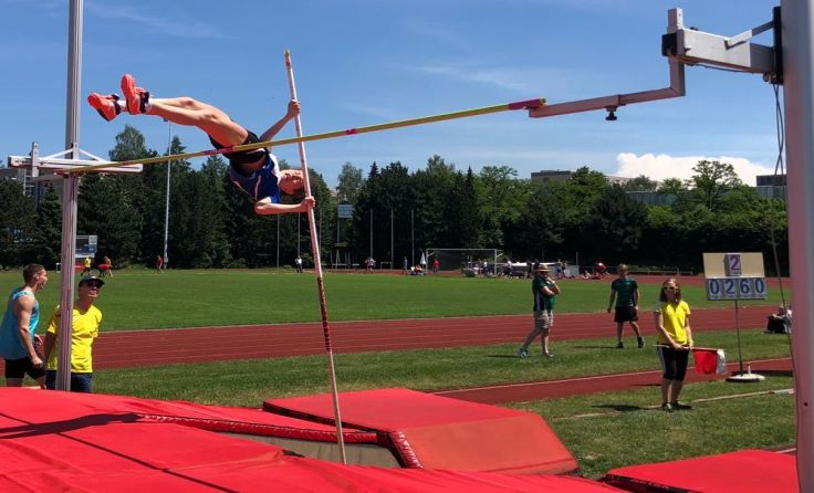 Veronika Schwarz gewinnt den Stabhochsprung mit 2,43 Metern.