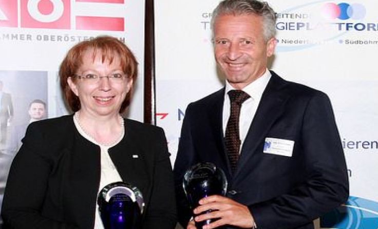 Dekanin Margarethe Überwimmer und Ernst Faber (Colop) Foto: IHK Niederbayern