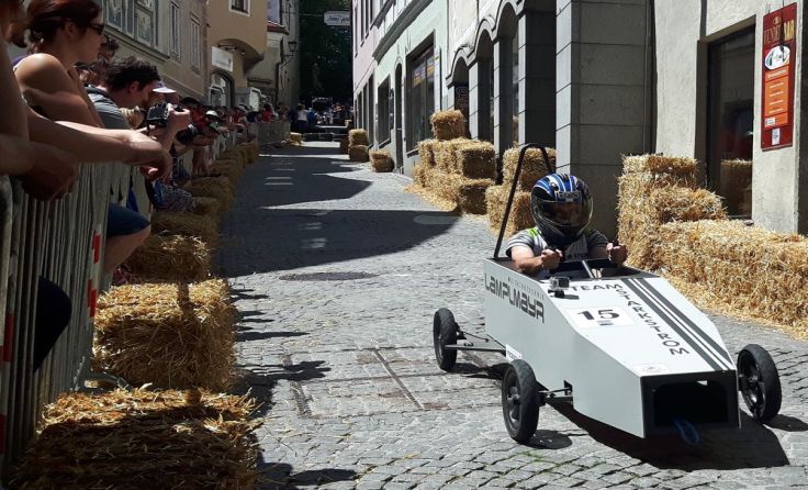 Mit rund 35 km/h geht es die Pfarrgasse hinunter.
