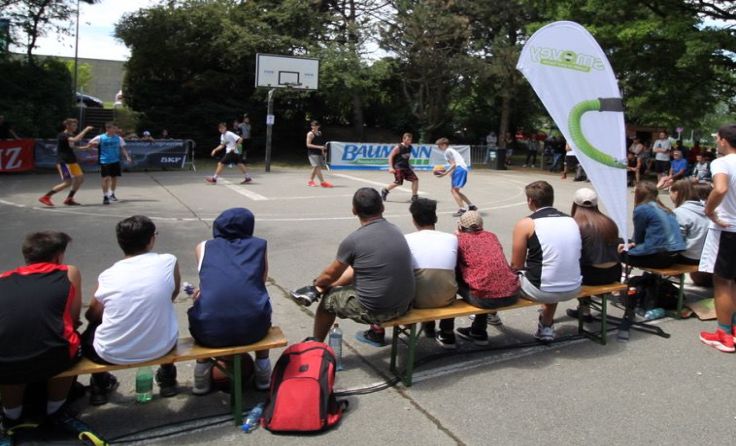 Beim Streetball wird Drei gegen Drei auf einen Korb gespielt.