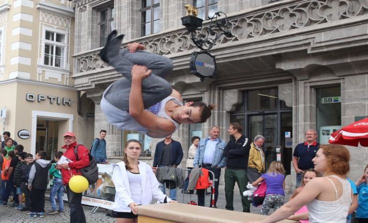 Die Action spielt sich direkt vor dem Bummerlhaus am Stadtplatz ab.