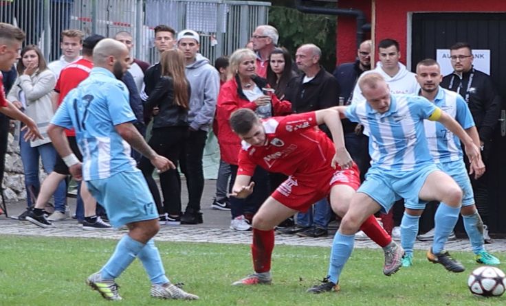Bewegung (in Rot) schafft den Klassenerhalt in der Bezirksliga. Foto: Moser