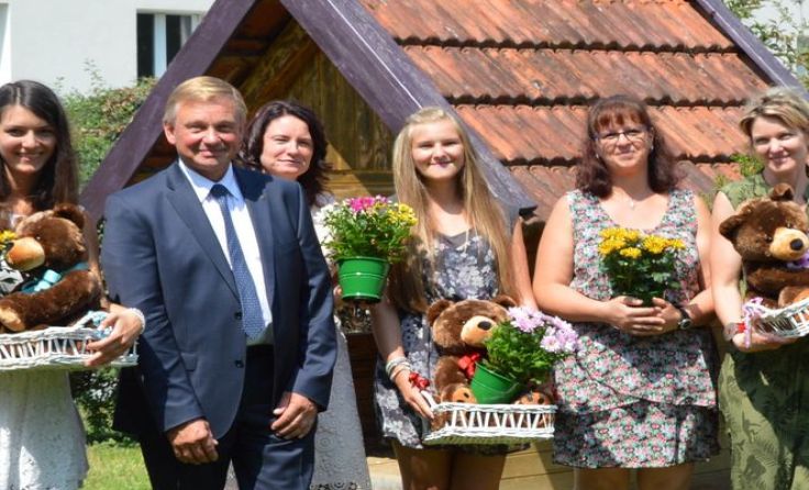 Bürgermeister Karl Schneckenleitner mit dem Kindergarten-Team