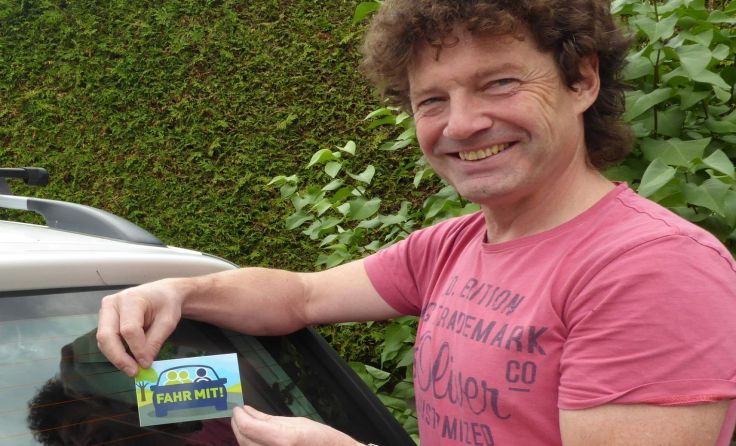 Kurt Prack hat das „Fahr mit“-Pickerl bereits auf seinem Auto.
