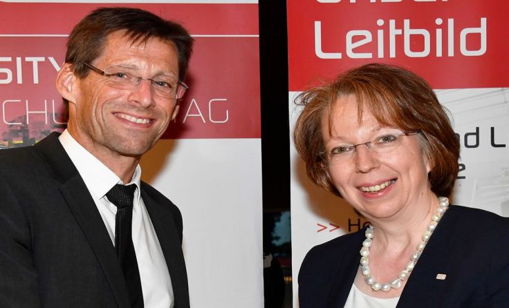 Margarethe Überwimmer übergibt an Heimo Losbichler Foto: FH OÖ