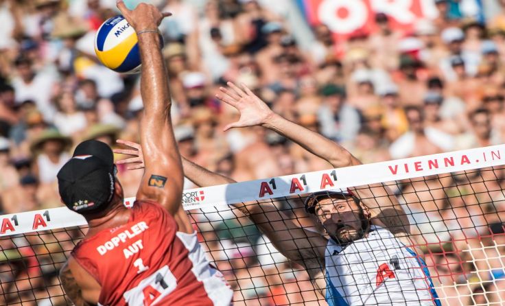 Clemens Doppler beim Angriff Foto: FIVB