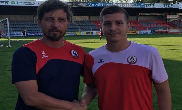 Trainer Gerald Scheiblehner mit Neuzugang Bojan Mustecic.