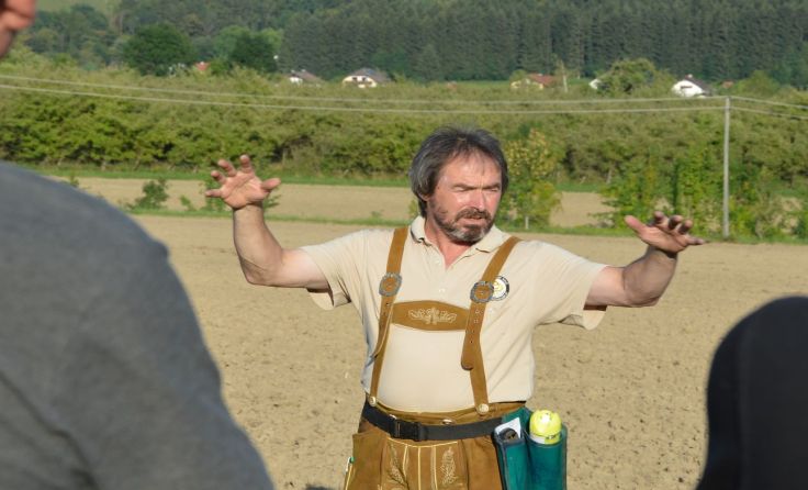 Toni Frantal gibt bei der Exkursion wertvolle Tipps.