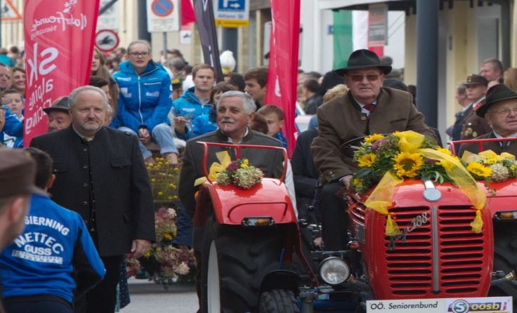 Die festlich geschmückten Wägen rollen durch das Ortszentrum. Foto: geh