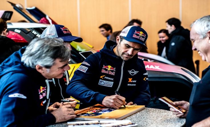 Die Stars schreiben fleißig Autogramme. Foto: BMW Group