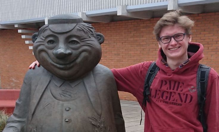 Moritz Kainz mit dem Maskottchen der Taltech-Universität Foto: Privat