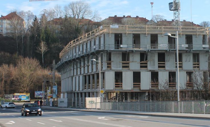 Am ehemaligen Eybl-Areal entsteht ein modernes Brückenkopfgebäude. Foto: rh