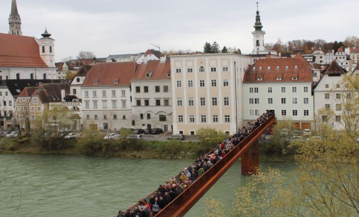 Der 100 Meter lange Steg führt von der Garage direkt auf den Stadtplatz. Foto: rh