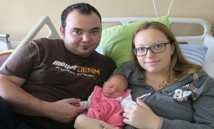 Neujahrsbaby Elisa mit ihren Eltern Ursula und Daniel Kothgassner Foto: gespag