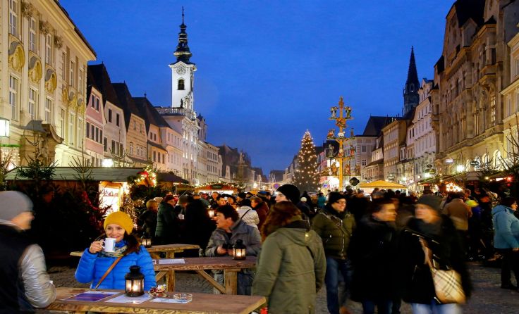 Der Adventmarkt wirkt sich auf die Handelsumsätze positiv aus. Foto: TVB/Leutner