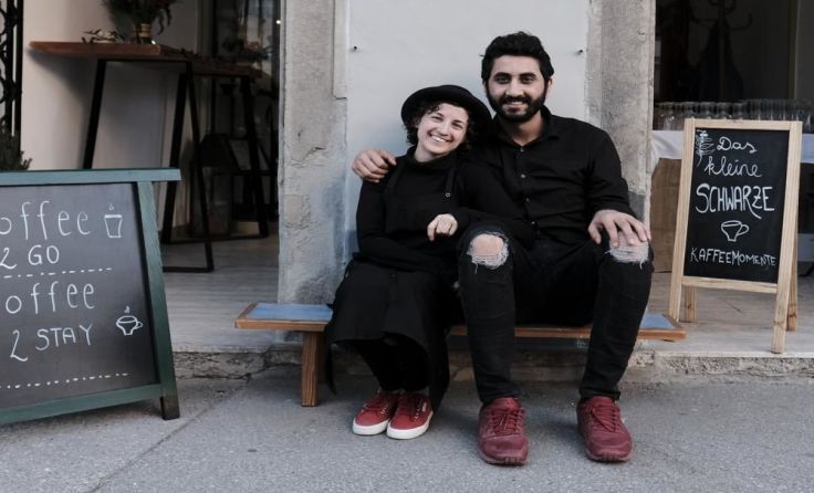 Victoria Arthofer und Ahmed Al Kharsa führen „Das kleine Schwarze“. Foto: Matthias Gröbl