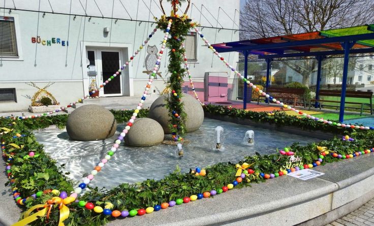 Bis 28. April bleibt der Ortsbrunnen noch geschmückt. Foto: Michael Huebmer