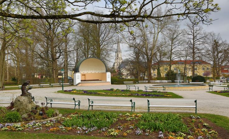 Der Kurpark lädt Einheimische und Gäste zum Verweilen ein. Foto: geh 
