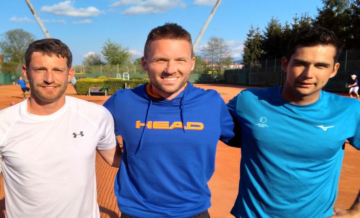 Von links: Stephan Hoiss, Finalschiedsrichter Fabian Reisch und Sieger Juraj Masar Foto: UTC Steyr