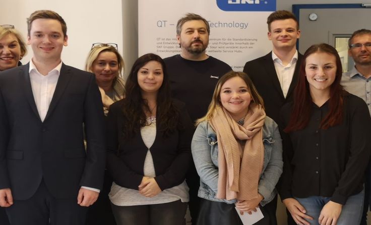 Teilnehmende Schüler und ihre Projektbetreuer bei der Firma SKF. Foto: Wiesmayr