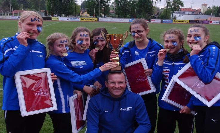 Trainer Peter Schwarz mit seinem erfolgreichen Mädchen-Team Foto: LAC Amateure