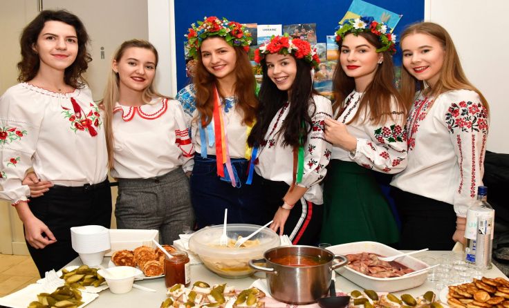 Spezialitäten aus vielen Ländern – etwa der Ukraine – werden serviert. Foto: FH OÖ
