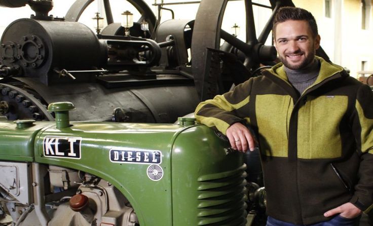Moderator Richard Deutinger im Bauern-Technik-Museum in Dietach Foto: ServusTV/Degn Film