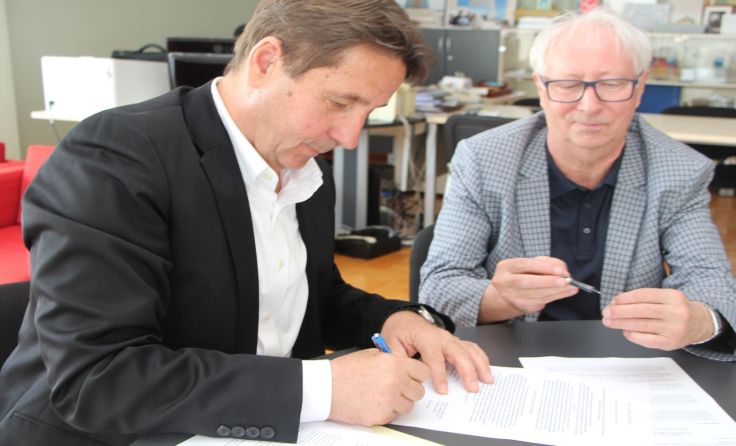 Vertragsunterzeichnung: Stipe Petrina (links) und Günther Kellnreitner Foto: Privat