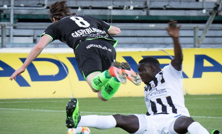Abflug! Simon Gasperlmair wird von Ishaku Konda gestoppt. Foto: Moser
