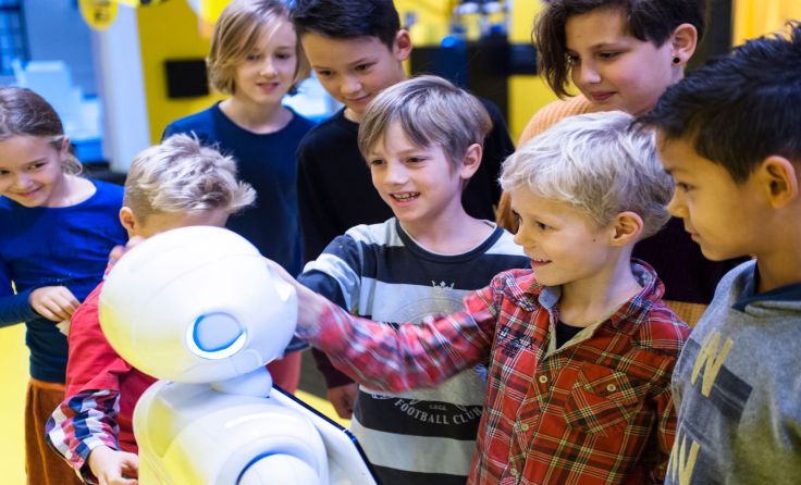 Roboter Pepper ist eine Attraktion für die Kinder. Foto: C. Zachl