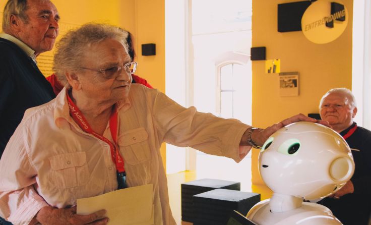 Anna Pechar auf Tuchfühlung mit Roboter Pepper Foto: Volkshilfe