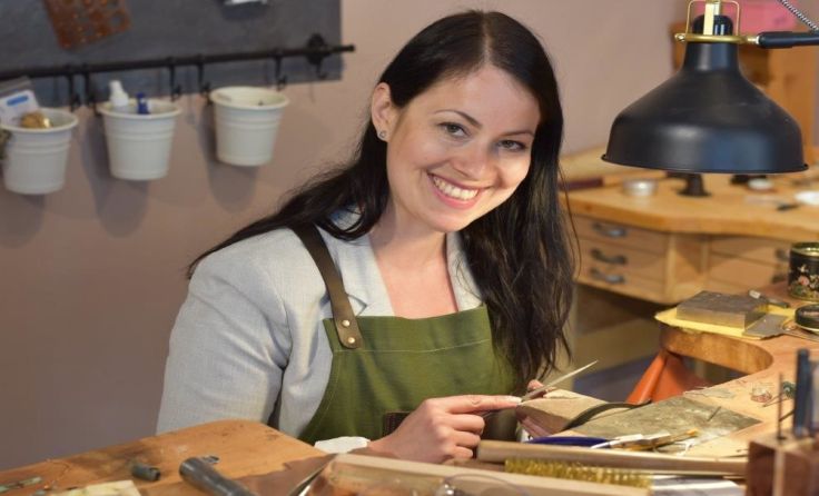 Schmuckdesignerin Verena Innerhofer betreibt ihre Werkstatt in der Berggasse. Foto: Steyr lebt!