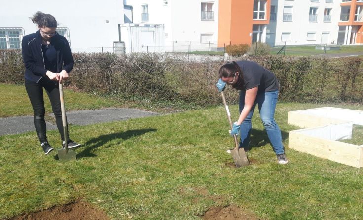 Die Jugendlichen auf der Ennsleite packen kräftig an. Foto: Pfarre Ennsleite
