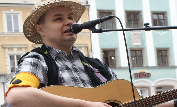 Musikalisch umrahmt wird der Tag der Begegnung vom blinden Liedermacher Walter Stöger. Foto: Privat