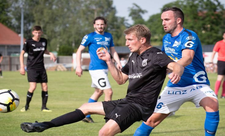 Amateure Steyr (in Blau) fixiert in Kematen-Piberbach den Relegationsplatz. Foto: Moser
