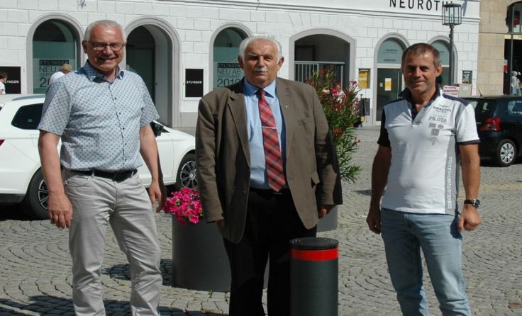 Von links: Josef Nestler (Magistrat), Wilhelm Hauser und Johannes Resch (Magistrat) Foto: Magistrat