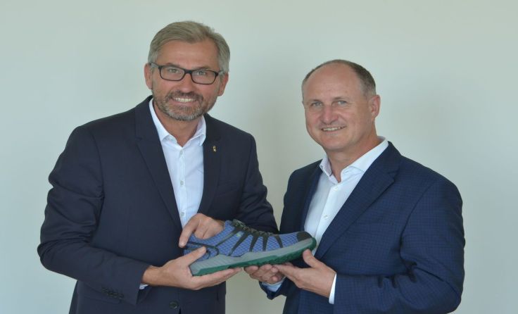 Thomas Rudolf Haider (links) übergibt an Horst König Foto: Rukapol
